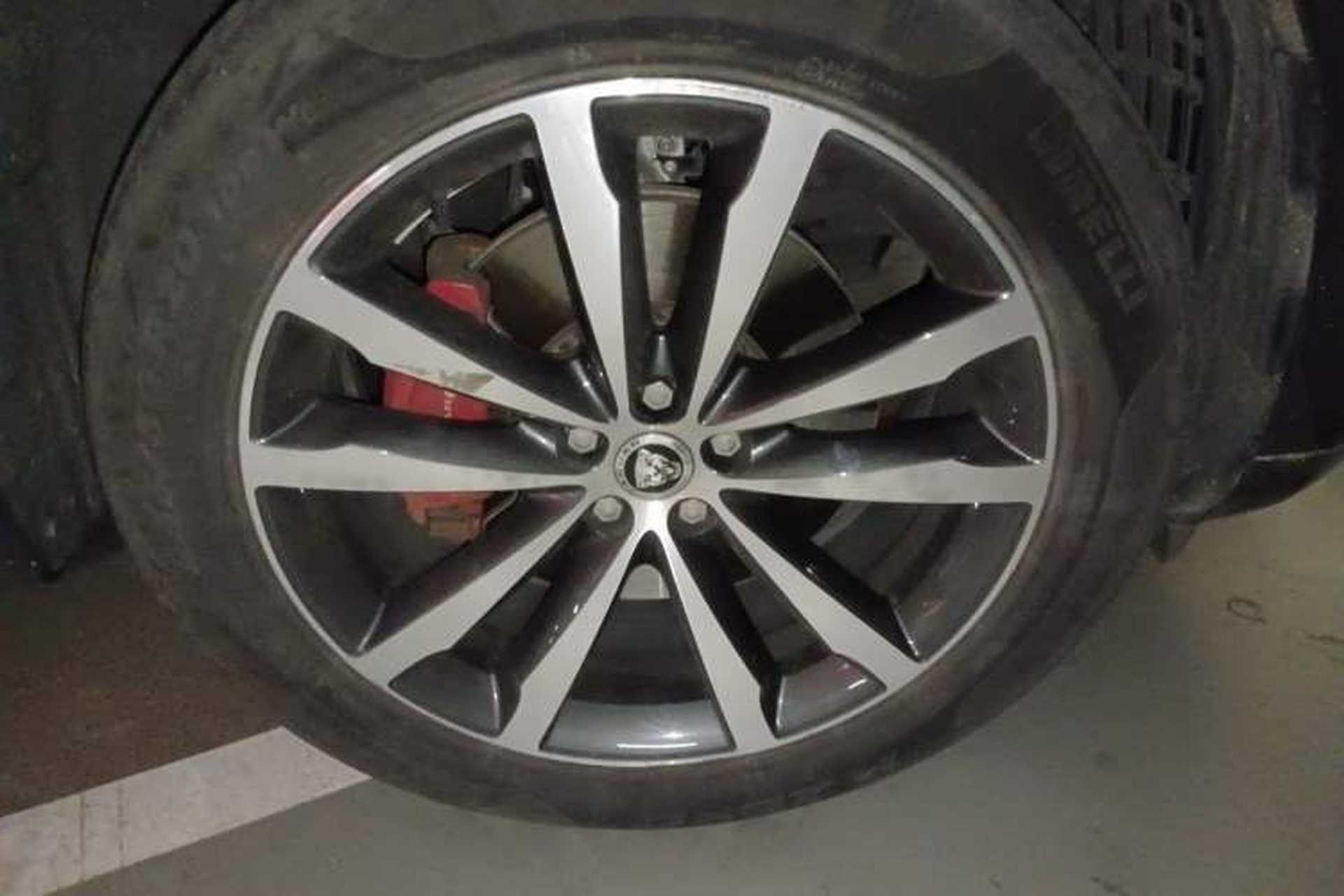 Used Jaguar F-PACE 2024 P250 R-Dynamic SE Right Front Wheel Hub