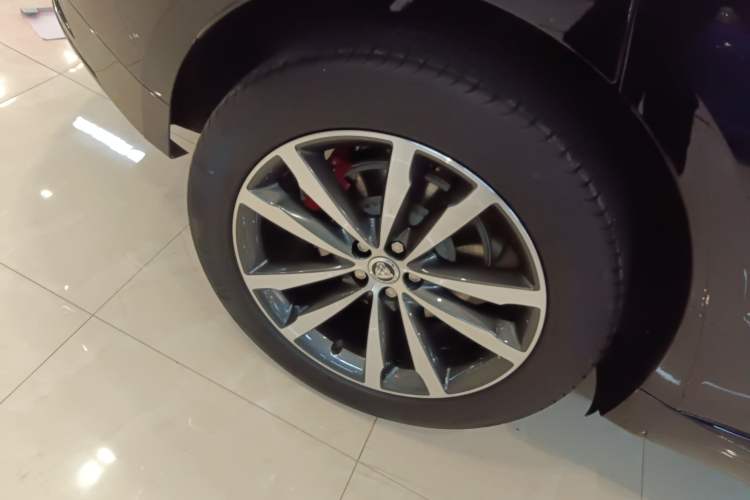 Used Jaguar F-PACE 2024 P250 R-Dynamic SE Right Rear Wheel Hub