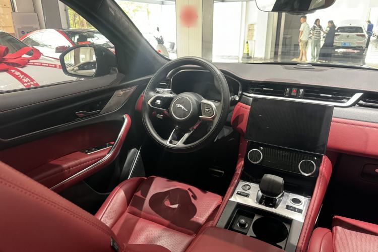 Used Jaguar F-PACE 2024 P250 R-Dynamic HSE Interior 4