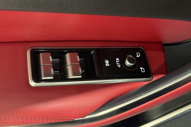 Used Jaguar F-PACE 2024 P250 R-Dynamic HSE Interior 9