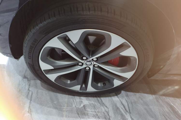 Used Jaguar F-PACE 2024 P250 R-Dynamic HSE Left Front Wheel Hub
