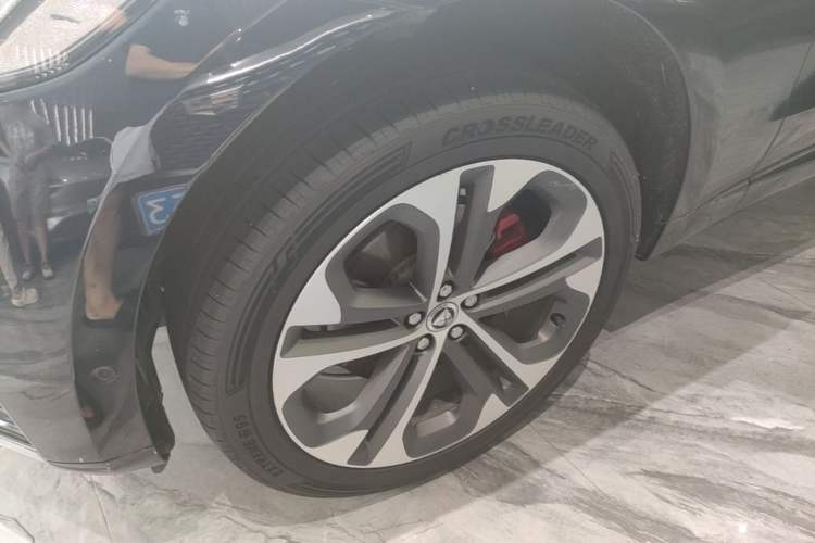 Used Jaguar F-PACE 2024 P250 R-Dynamic HSE Left Front Wheel Hub