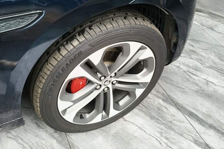 Used Jaguar F-PACE 2024 P250 R-Dynamic HSE Right Rear Wheel Hub
