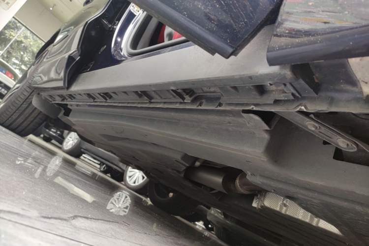 Used Jaguar F-PACE 2024 P250 R-Dynamic HSE Right Side Sill