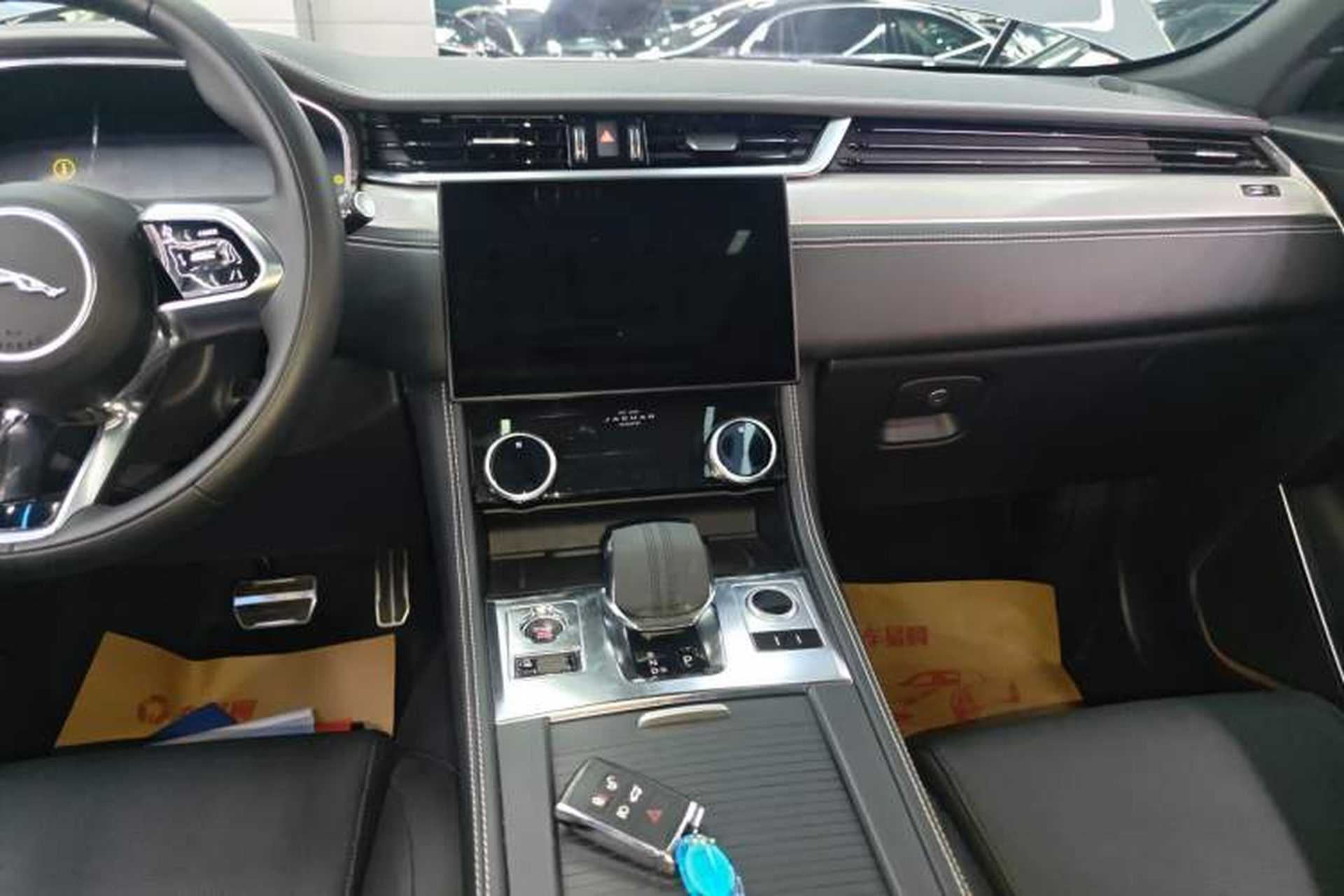 Used Jaguar F-PACE 2024 P250 R-Dynamic SE Audio And AC Panel