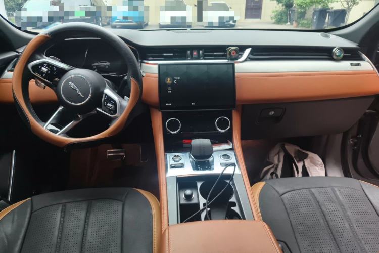Used Jaguar F-PACE 2024 P250 R-Dynamic SE Center Console