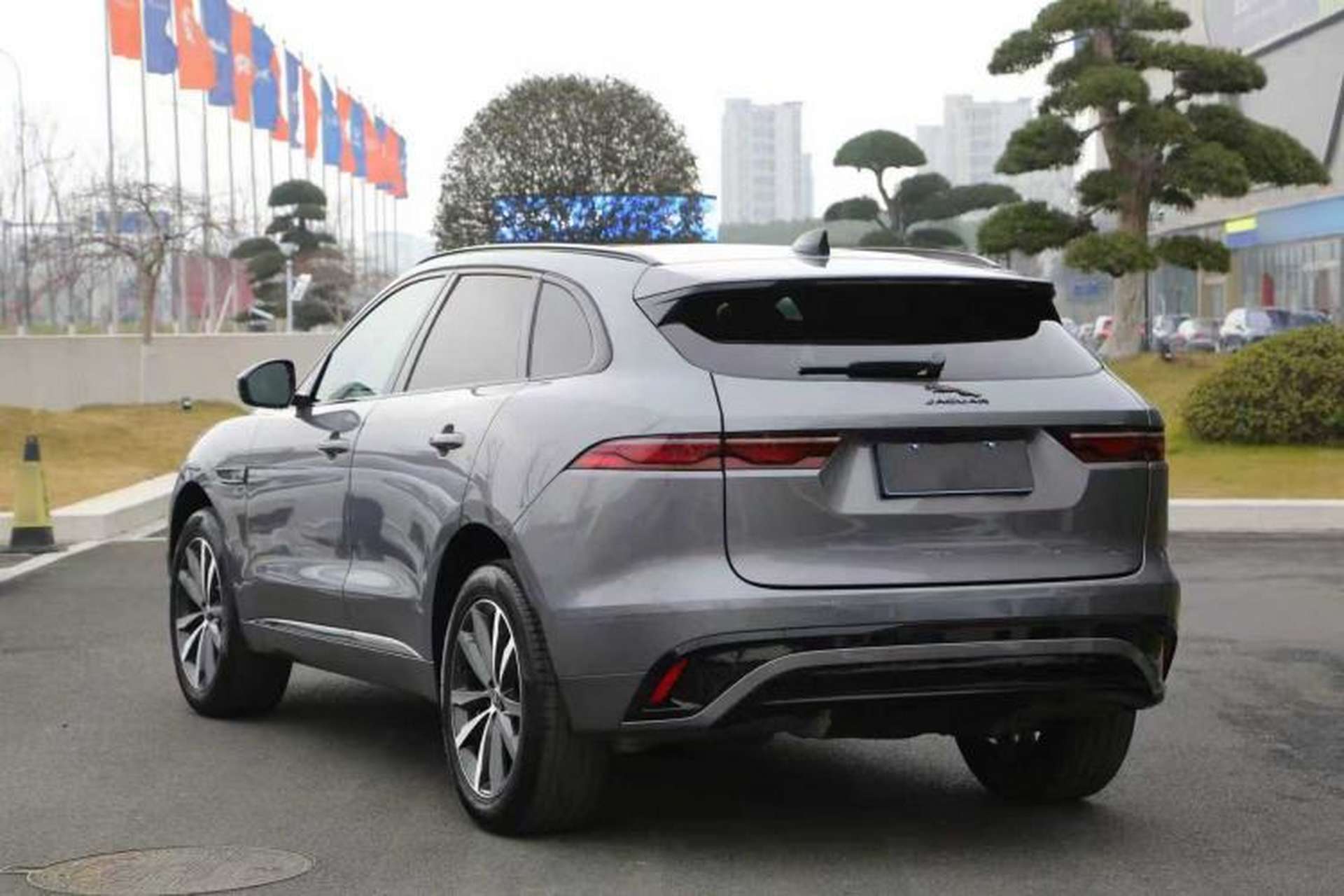Used Jaguar F-PACE 2024 P250 R-Dynamic SE Exterior 3