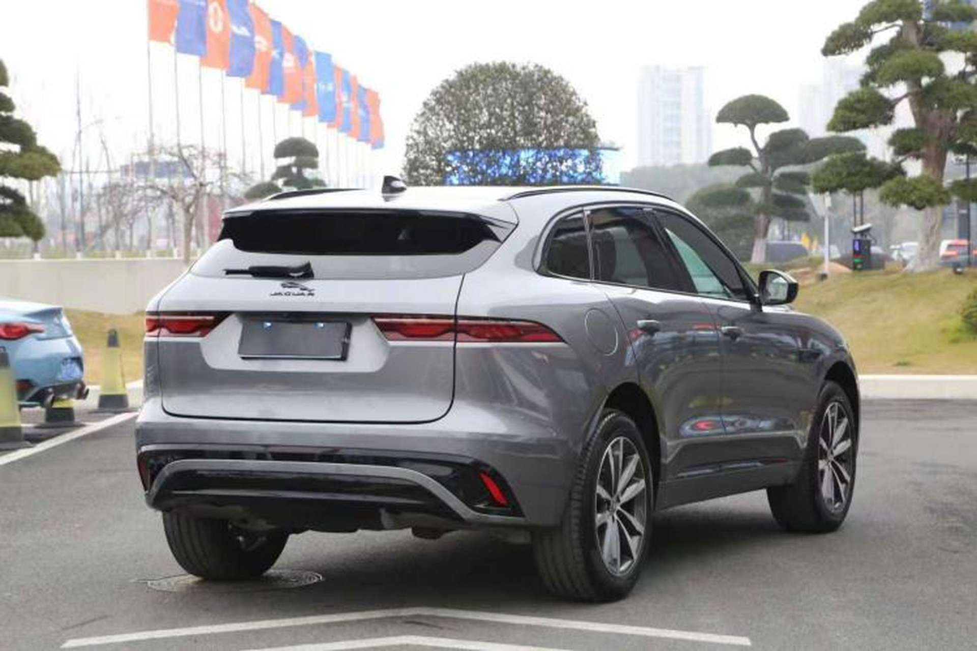 Used Jaguar F-PACE 2024 P250 R-Dynamic SE Exterior 5