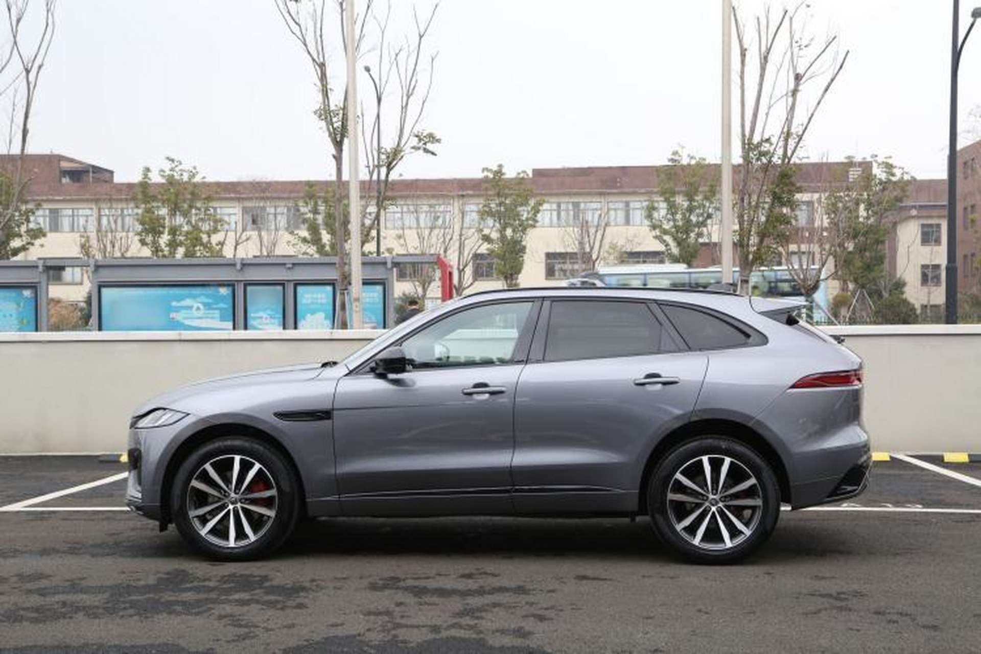 Used Jaguar F-PACE 2024 P250 R-Dynamic SE Exterior 7