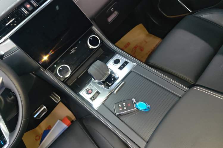 Used Jaguar F-PACE 2024 P250 R-Dynamic SE Gear Lever