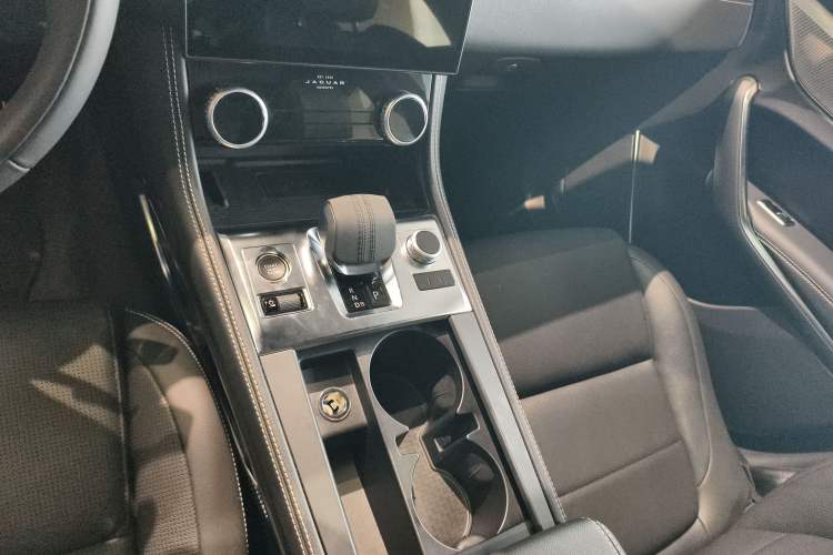 Used Jaguar F-PACE 2024 P250 R-Dynamic SE Gear Lever
