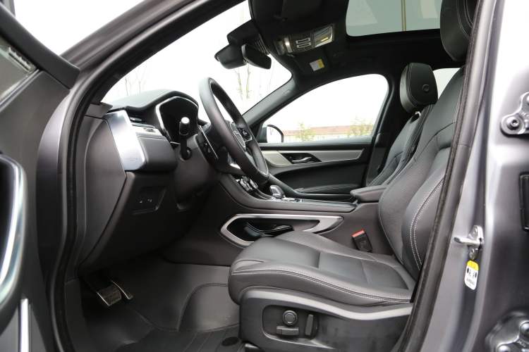 Used Jaguar F-PACE 2024 P250 R-Dynamic SE Interior 2