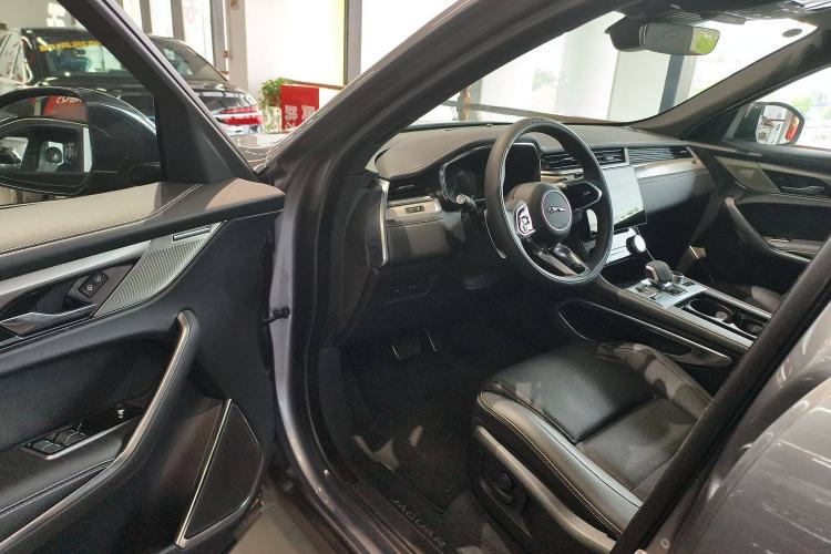 Used Jaguar F-PACE 2024 P250 R-Dynamic SE Interior 2