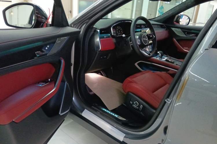 Used Jaguar F-PACE 2024 P250 R-Dynamic HSE Interior 3