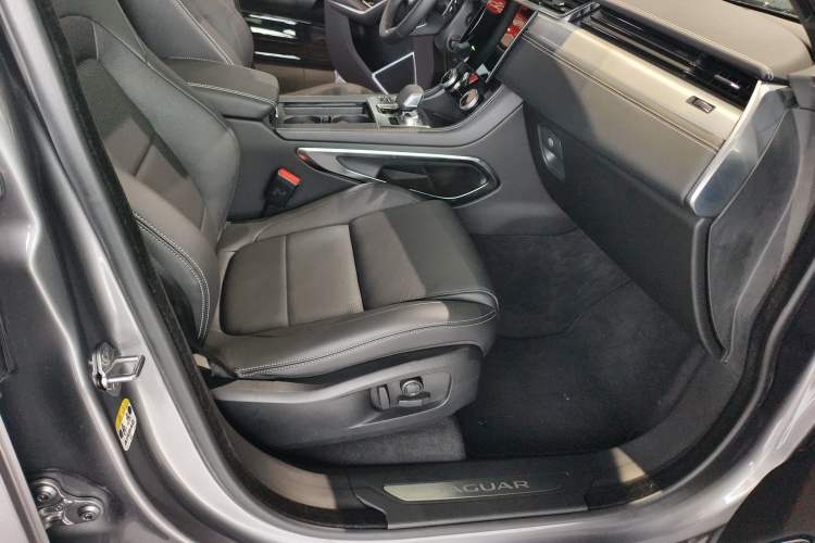 Used Jaguar F-PACE 2024 P250 R-Dynamic SE Interior 3
