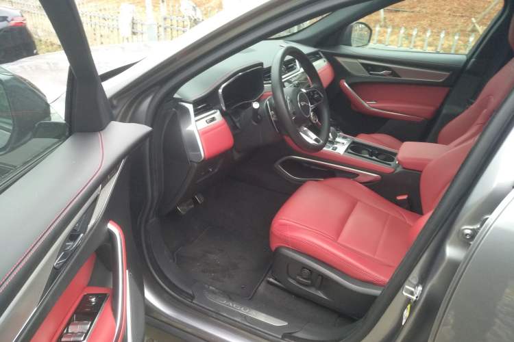 Used Jaguar F-PACE 2024 P250 R-Dynamic SE Interior 3