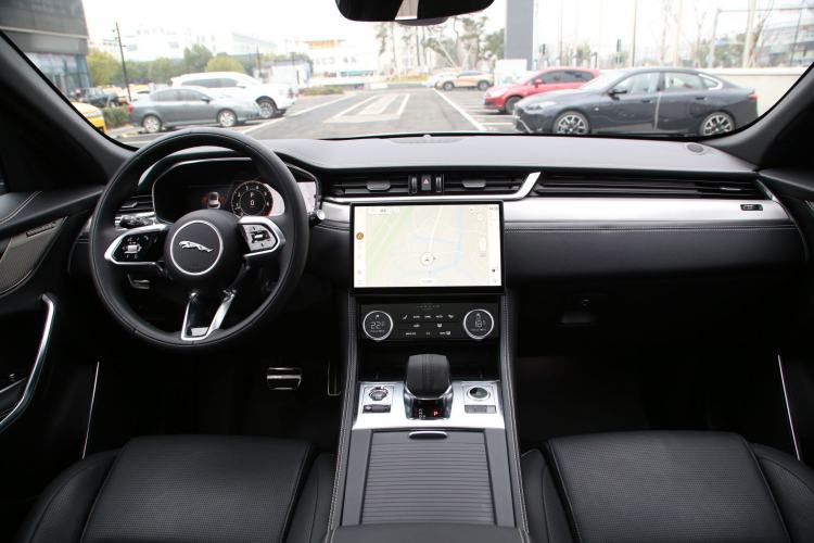 Used Jaguar F-PACE 2024 P250 R-Dynamic SE Interior 4