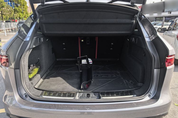 Used Jaguar F-PACE 2024 P250 R-Dynamic SE Interior 4