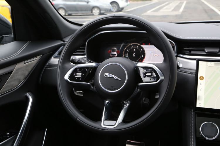 Used Jaguar F-PACE 2024 P250 R-Dynamic SE Interior 6