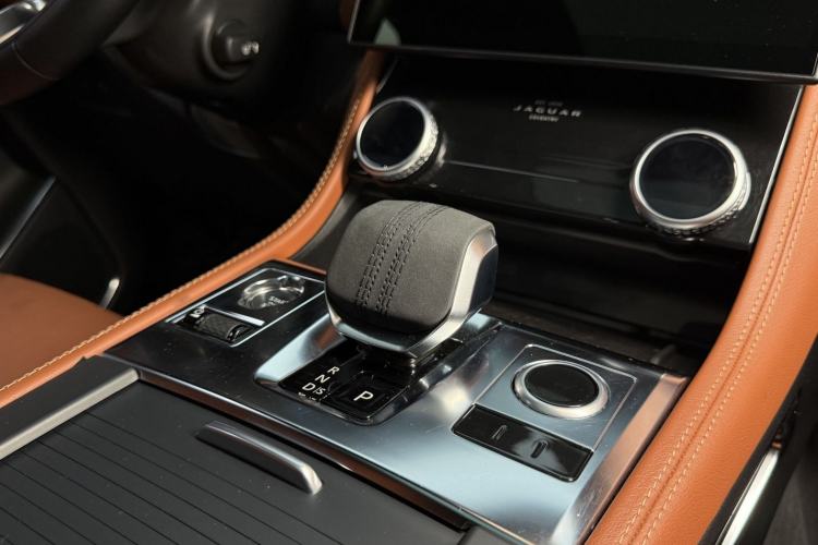 Used Jaguar F-PACE 2024 P250 R-Dynamic SE Interior 7