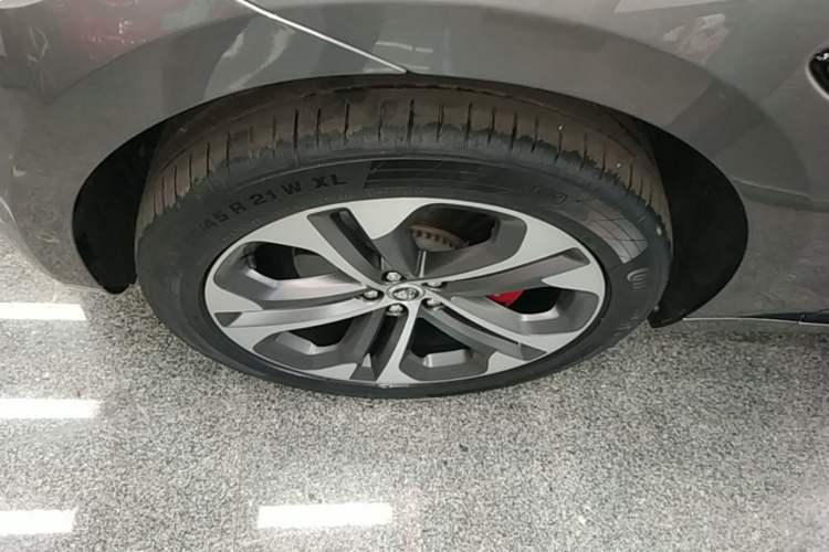 Used Jaguar F-PACE 2024 P250 R-Dynamic HSE Left Front Wheel Hub