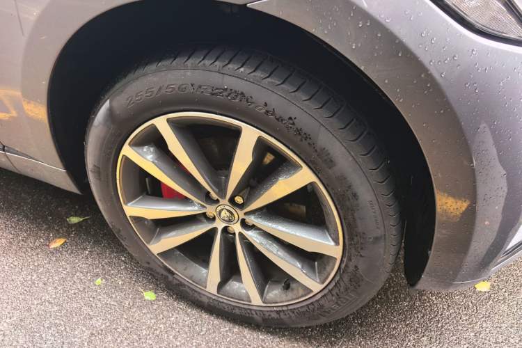 Used Jaguar F-PACE 2024 P250 R-Dynamic SE Right Front Wheel Hub