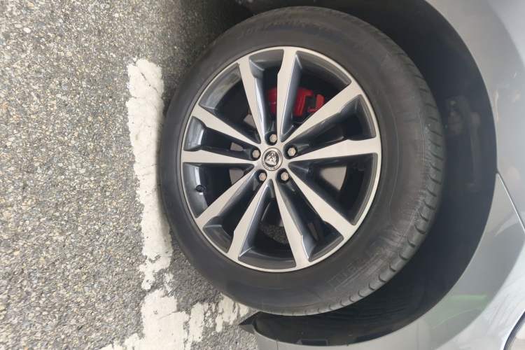 Used Jaguar F-PACE 2024 P250 R-Dynamic SE Right Front Wheel Hub