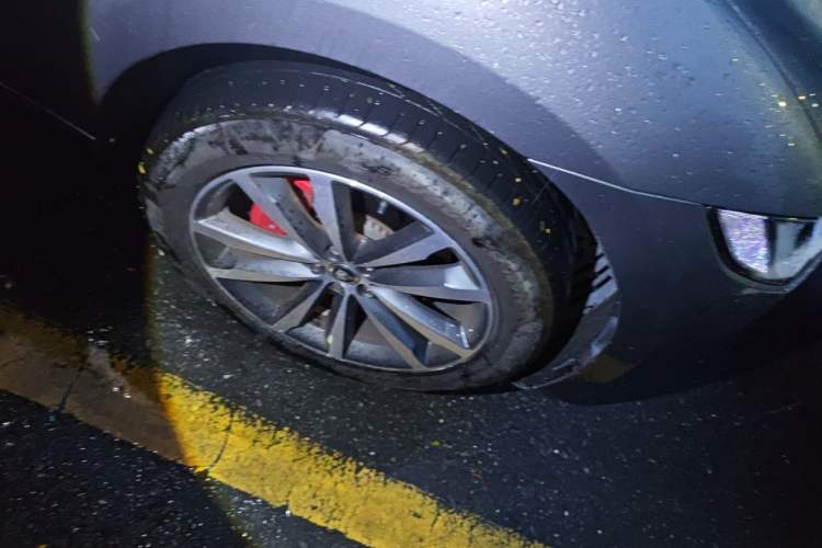 Used Jaguar F-PACE 2024 P250 R-Dynamic SE Right Front Wheel Hub