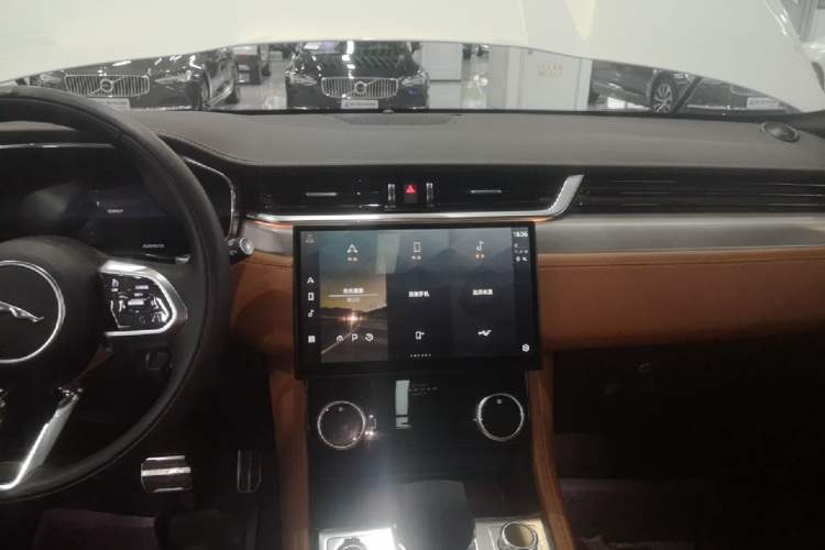 Used Jaguar F-PACE 2024 P250 R-Dynamic SE Audio And AC Panel