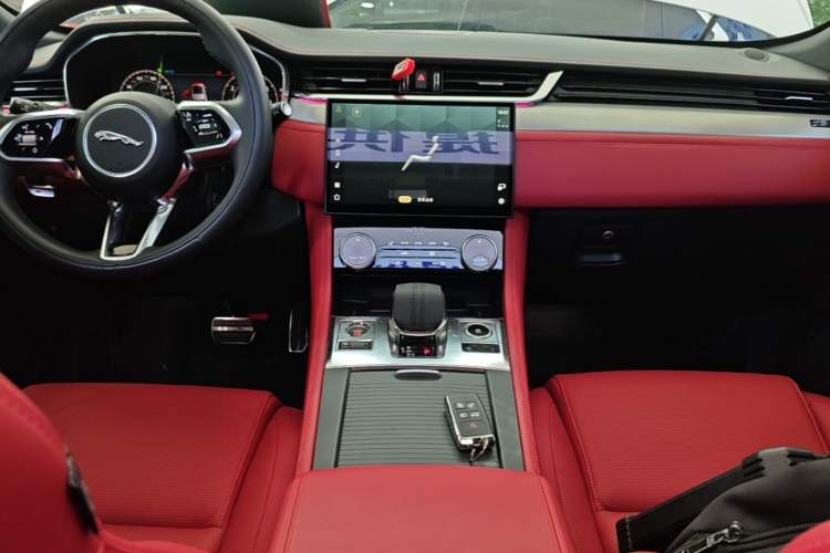 Used Jaguar F-PACE 2024 P250 R-Dynamic SE Audio And AC Panel