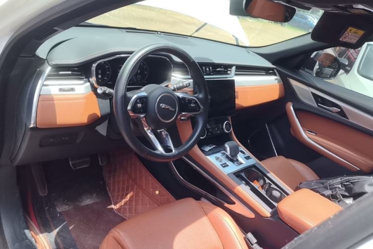 Used Jaguar F-PACE 2024 P250 R-Dynamic SE Center Console