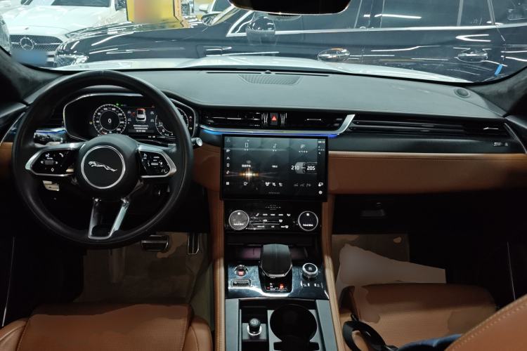 Used Jaguar F-PACE 2024 P250 R-Dynamic HSE Center Console
