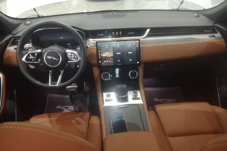 Used Jaguar F-PACE 2024 P250 R-Dynamic SE Center Console