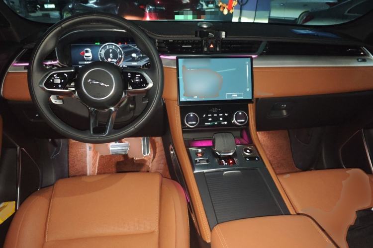 Used Jaguar F-PACE 2024 P250 R-Dynamic SE Center Console