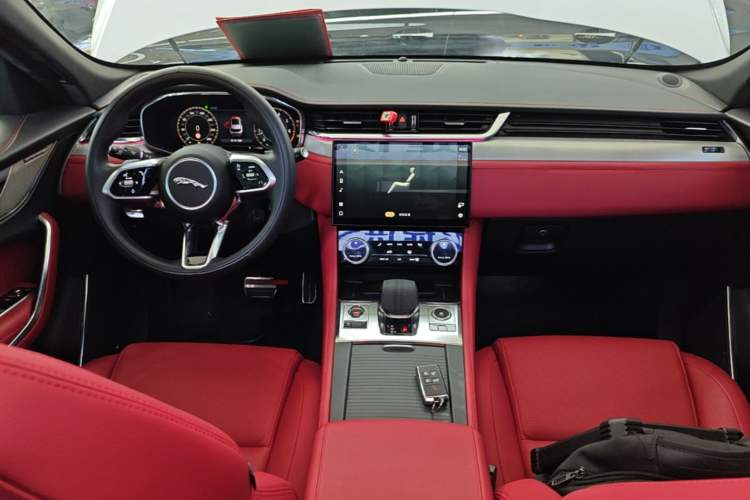 Used Jaguar F-PACE 2024 P250 R-Dynamic SE Center Console