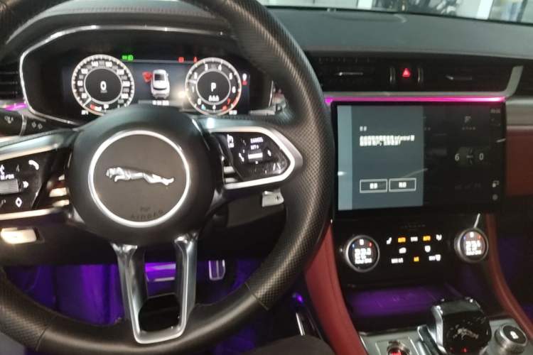 Used Jaguar F-PACE 2024 P250 R-Dynamic SE Center Console