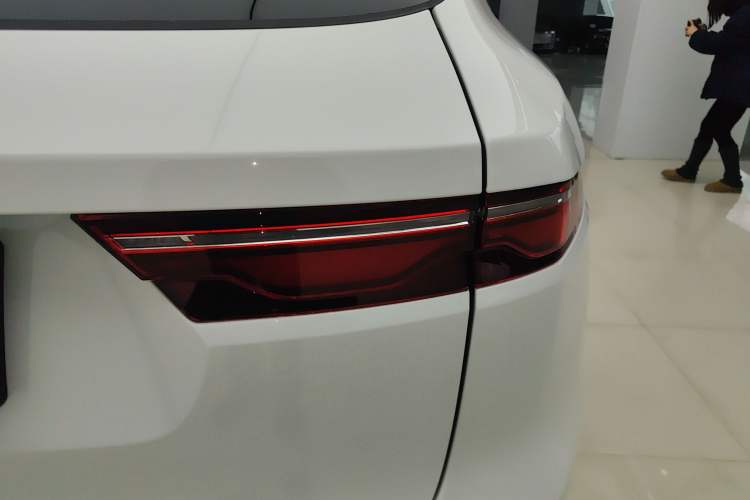 Used Jaguar F-PACE 2024 P250 R-Dynamic SE Exterior 6