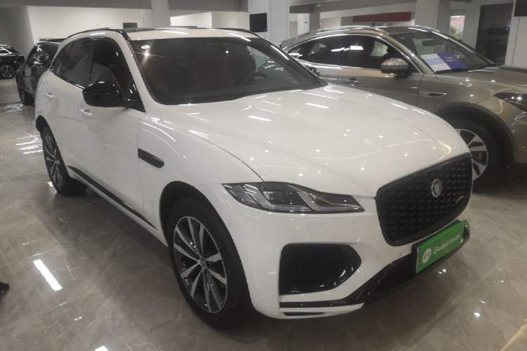 Used Jaguar F-PACE 2024 P250 R-Dynamic SE Front Right 45 Deg