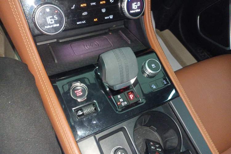 Used Jaguar F-PACE 2024 P250 R-Dynamic HSE Gear Lever