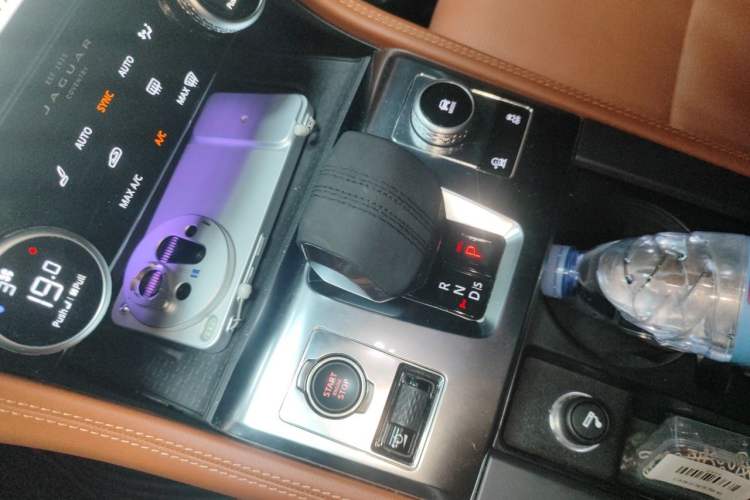 Used Jaguar F-PACE 2024 P250 R-Dynamic SE Gear Lever