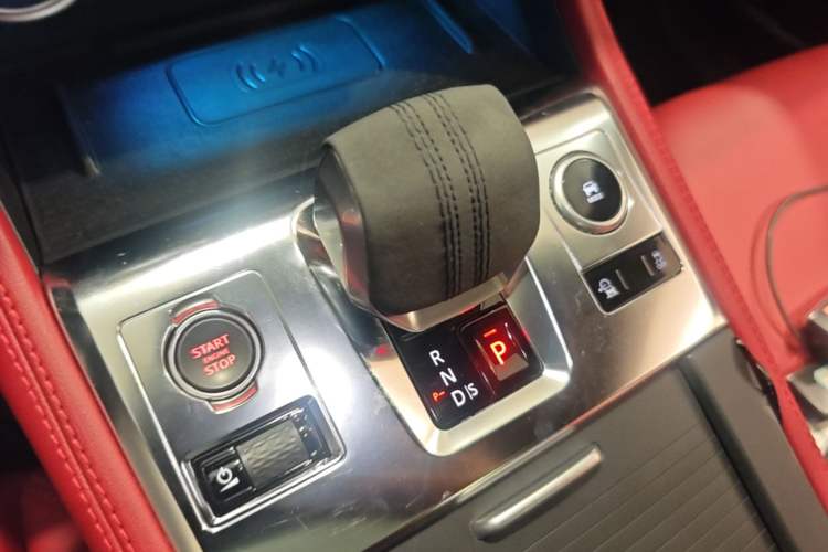 Used Jaguar F-PACE 2024 P250 R-Dynamic SE Gear Lever