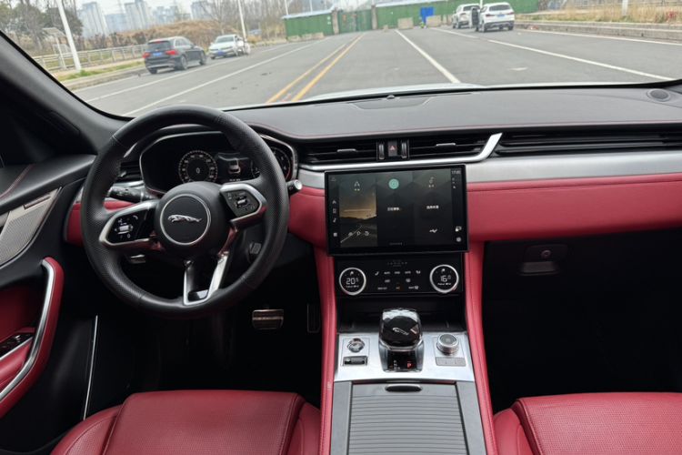 Used Jaguar F-PACE 2024 P250 R-Dynamic SE Interior 2