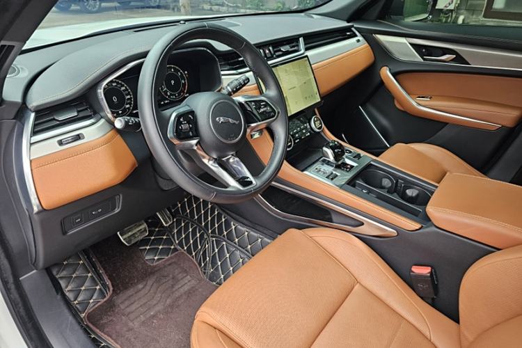 Used Jaguar F-PACE 2024 P250 R-Dynamic SE Interior 2
