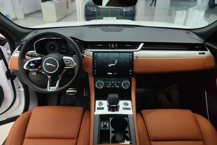 Used Jaguar F-PACE 2024 P250 R-Dynamic SE Interior 2