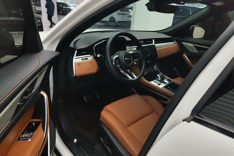 Used Jaguar F-PACE 2024 P250 R-Dynamic SE Interior 3