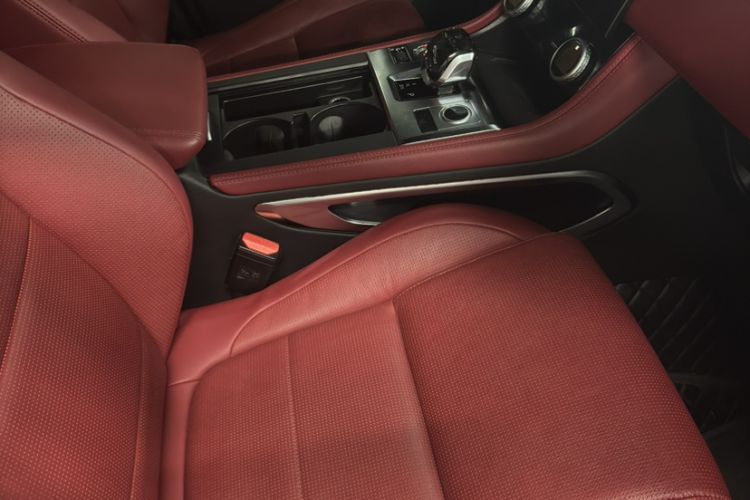 Used Jaguar F-PACE 2024 P250 R-Dynamic SE Interior 8