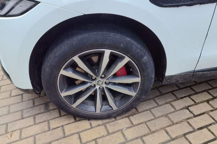 Used Jaguar F-PACE 2024 P250 R-Dynamic SE Left Front Wheel Hub