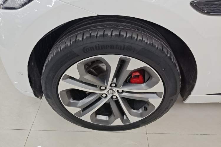 Used Jaguar F-PACE 2024 P250 R-Dynamic HSE Left Front Wheel Hub
