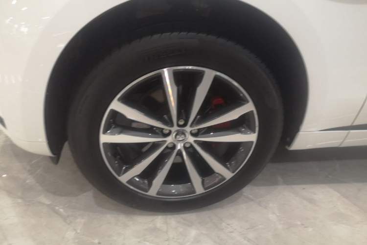 Used Jaguar F-PACE 2024 P250 R-Dynamic SE Left Front Wheel Hub
