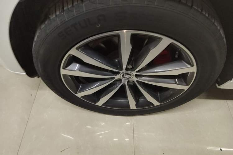 Used Jaguar F-PACE 2024 P250 R-Dynamic SE Left Front Wheel Hub